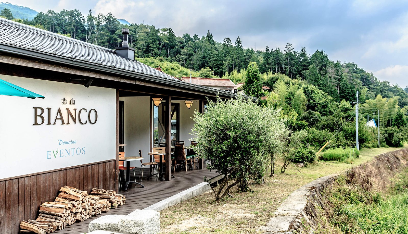 里山の風景のなかに建つ「吉山BIANCO」