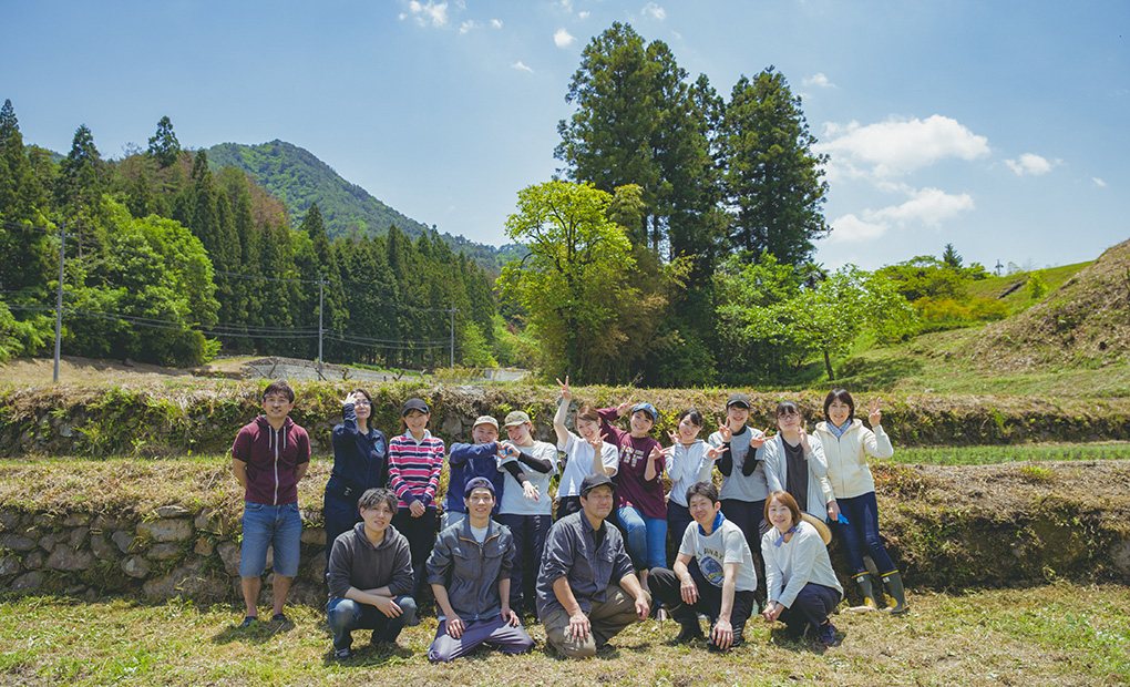 地域の田んぼに立つEVENTOSのスタッフたち